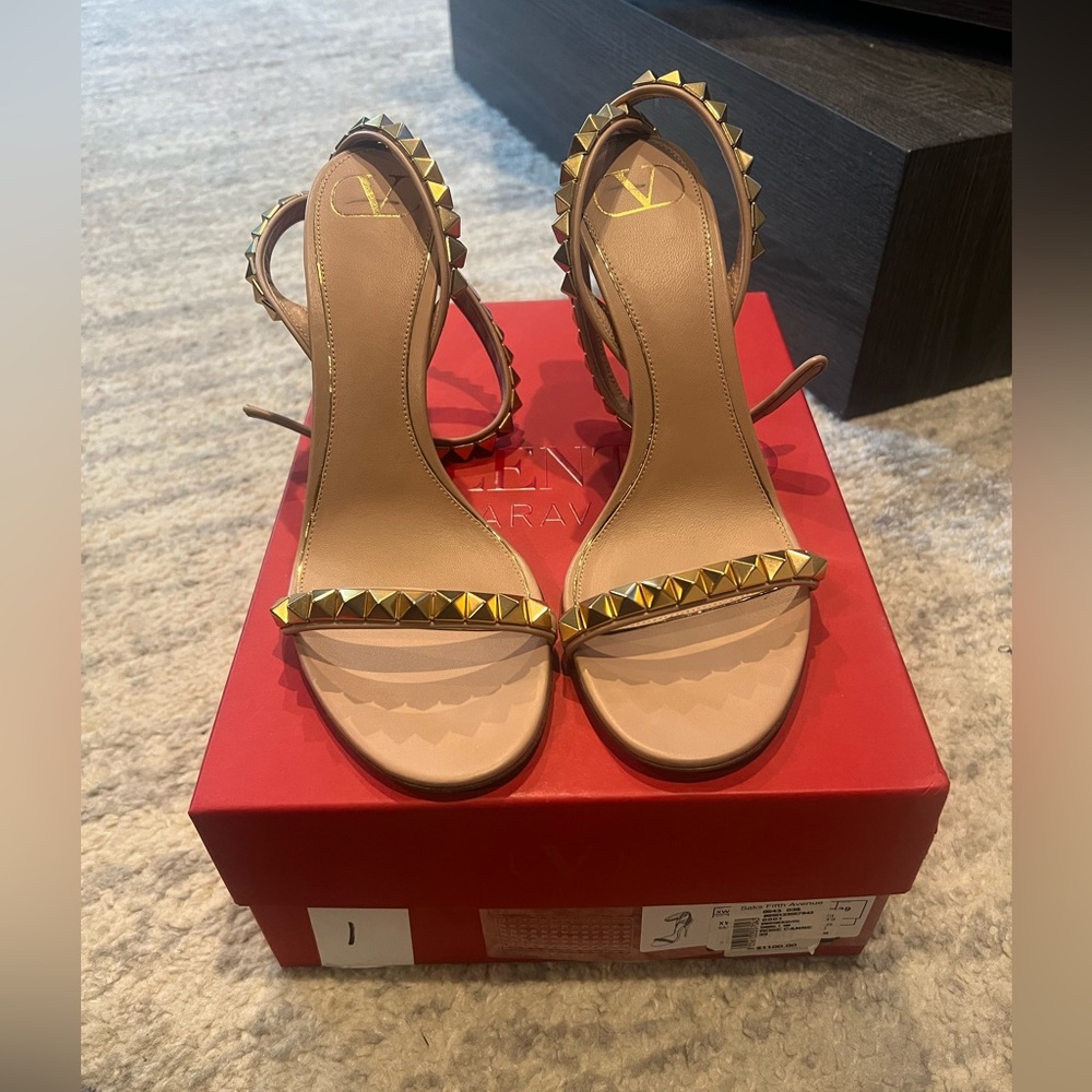 Valentino Garavani Rockstud Leather Ankle-Strap Sandals: Size 9